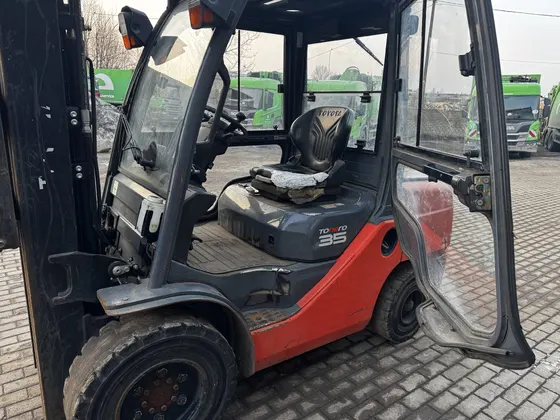 Toyota autokrautuvo atidaryta uždara kabina