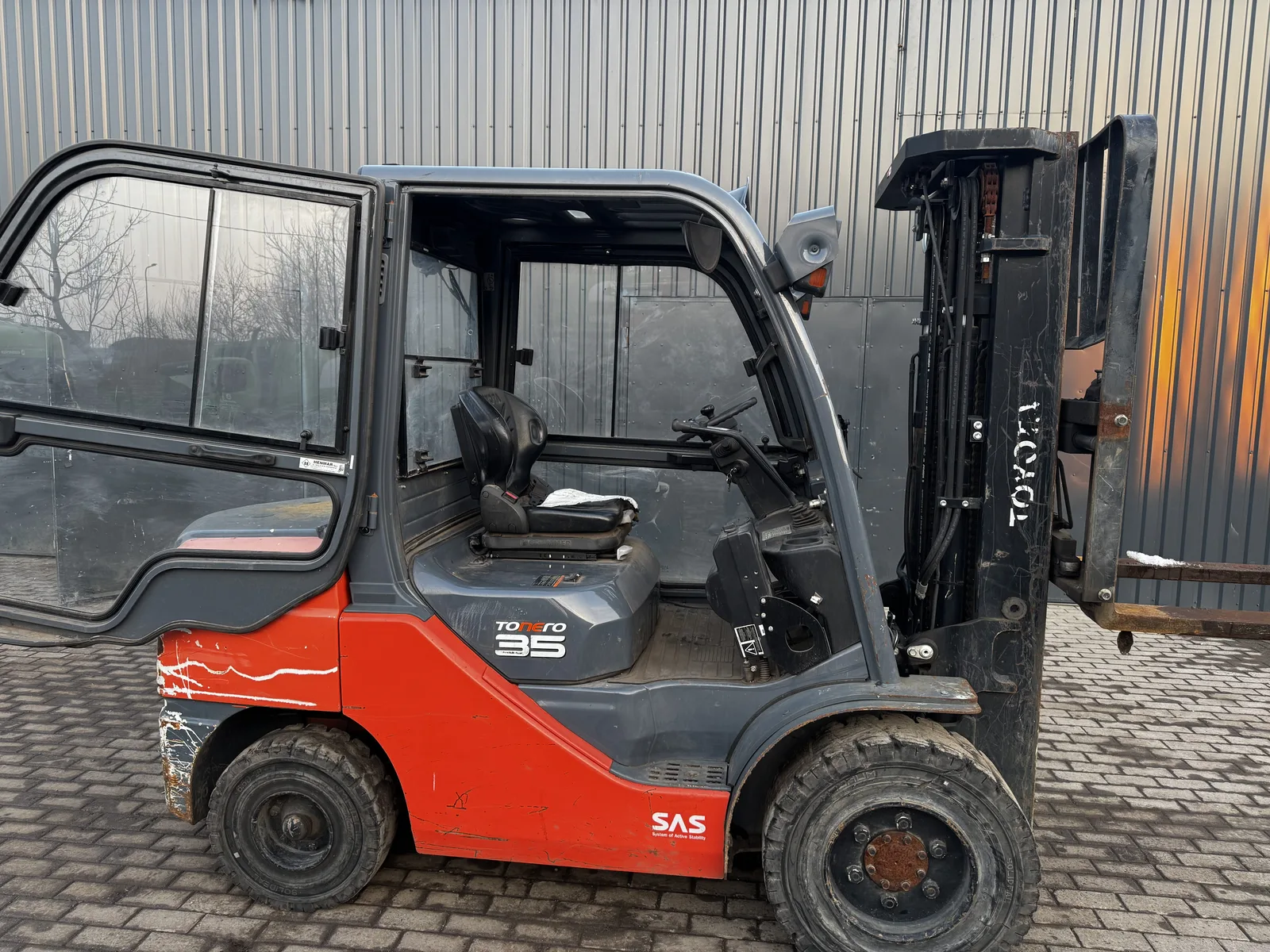 Toyota Tonero 02-8FDJF35 autokrautuvas iš šono